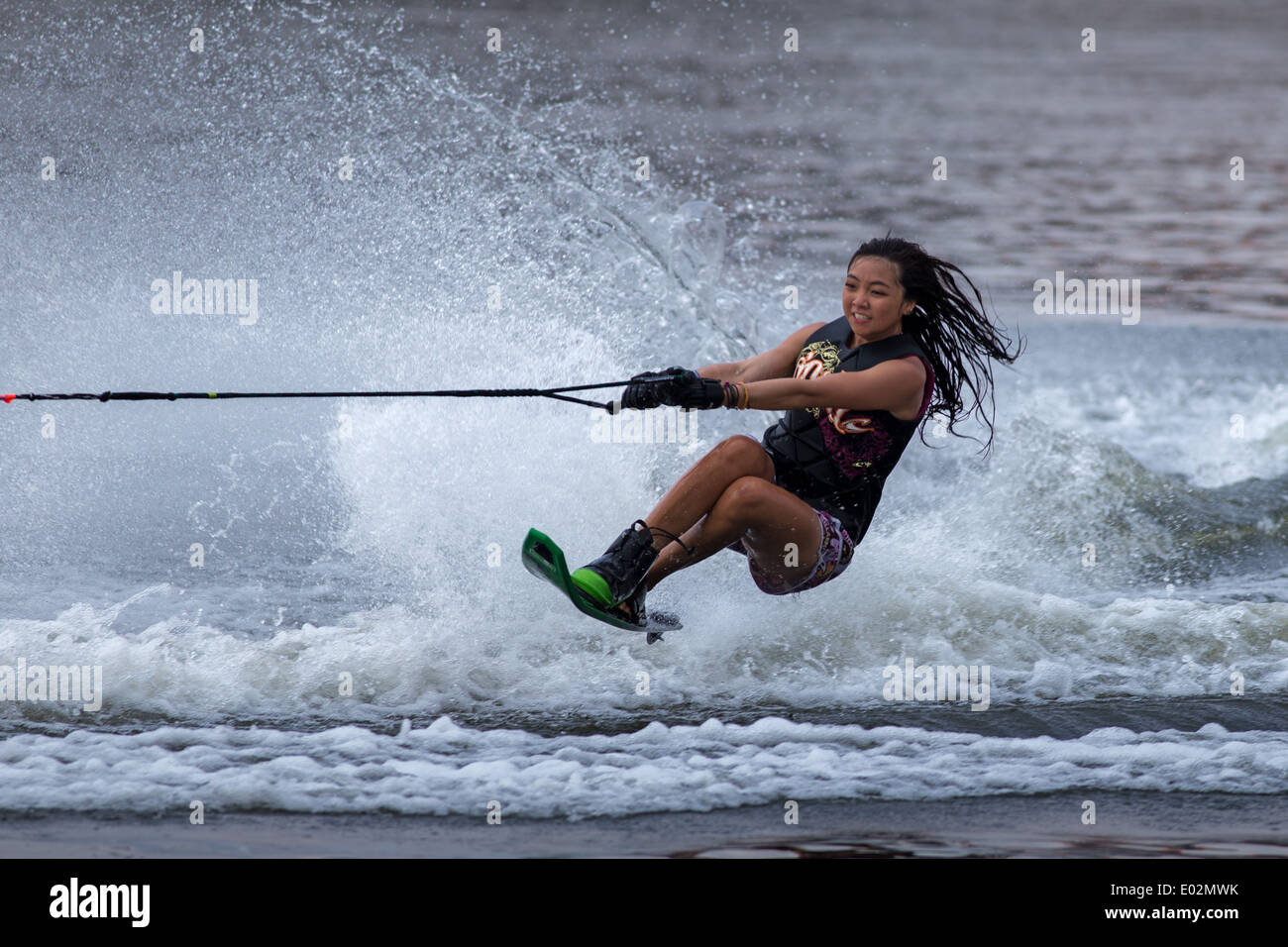 1. Platz offene Damen Slalom, Kee Kalya (Singapur) Putrajaya Nautique Ski & Wake Championships 2014 Stockfoto