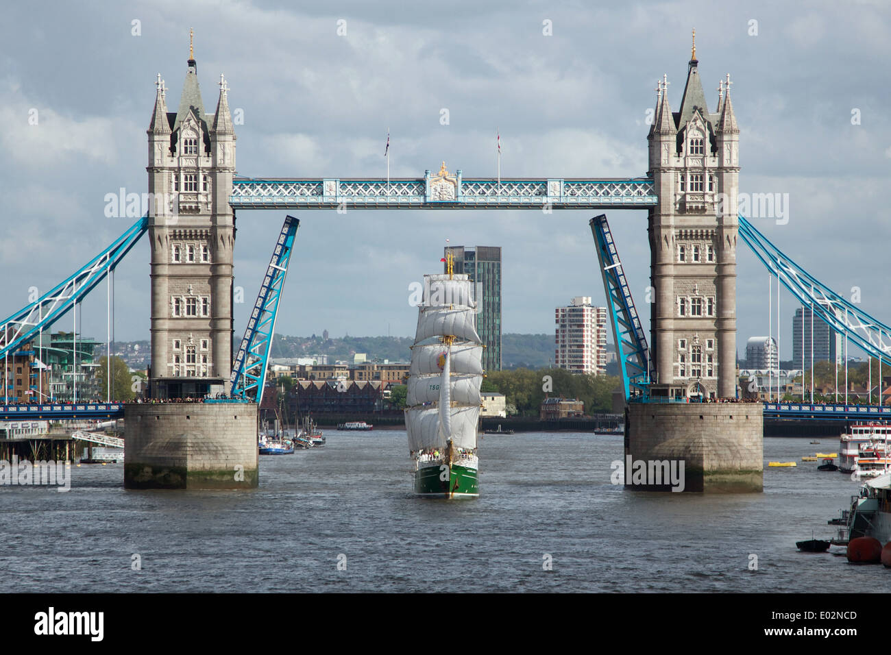 Die deutschen gebaut Großsegler, die Alexander Von Humboldt-ll durch London Tower Bridge bei vollen Segeln, 26. April 2014 Stockfoto