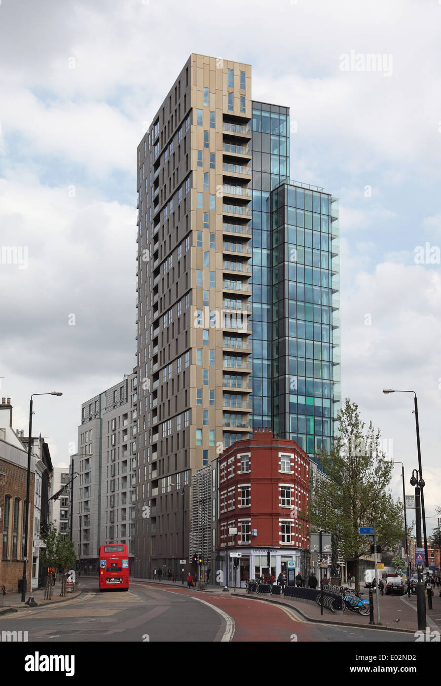 Ein neue Wohnturm Zwerg ein viktorianisches Gebäude auf Bethnal Green Road, Shoreditch, London UK Stockfoto