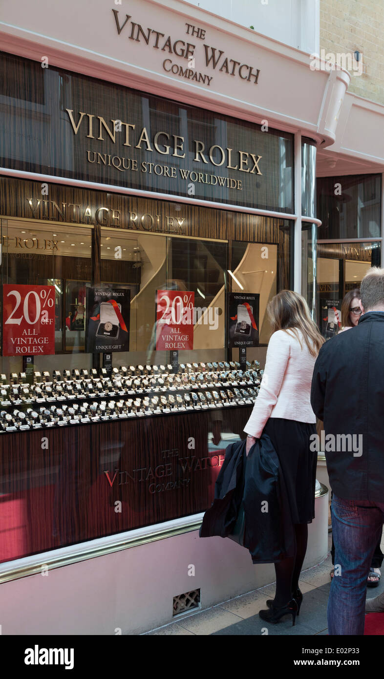 Frau auf der Suche im Vintage Watch Company Fenster in Burlington Arcade. Stockfoto