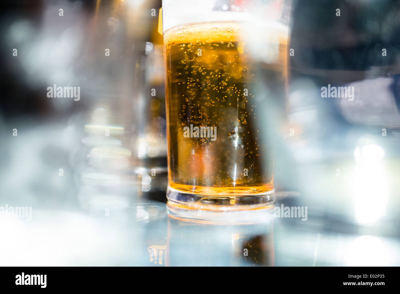 Ein Pint Bier in einer bar Stockfoto
