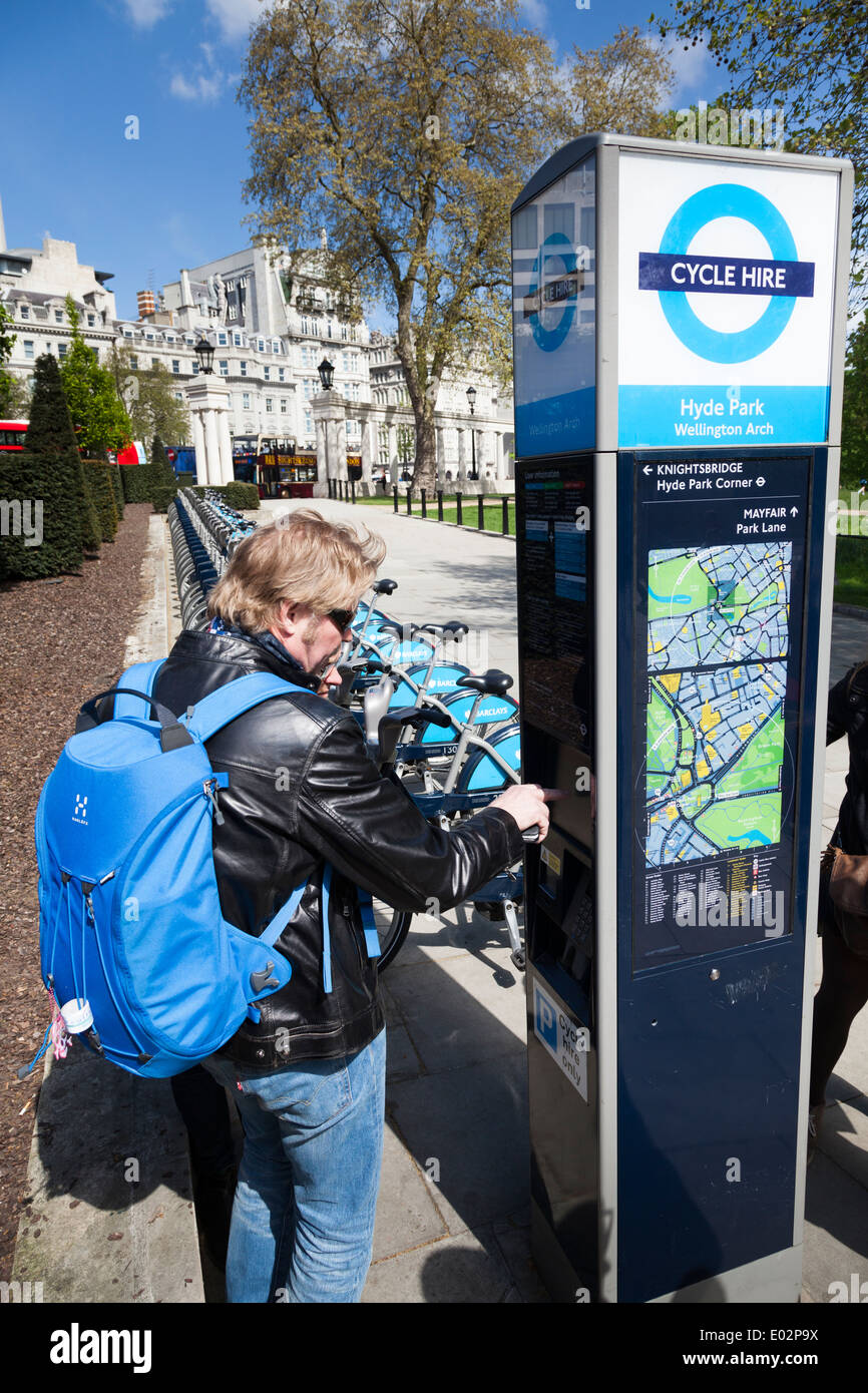 Mann mit Barclays London Cycle Point in Green Park. Stockfoto