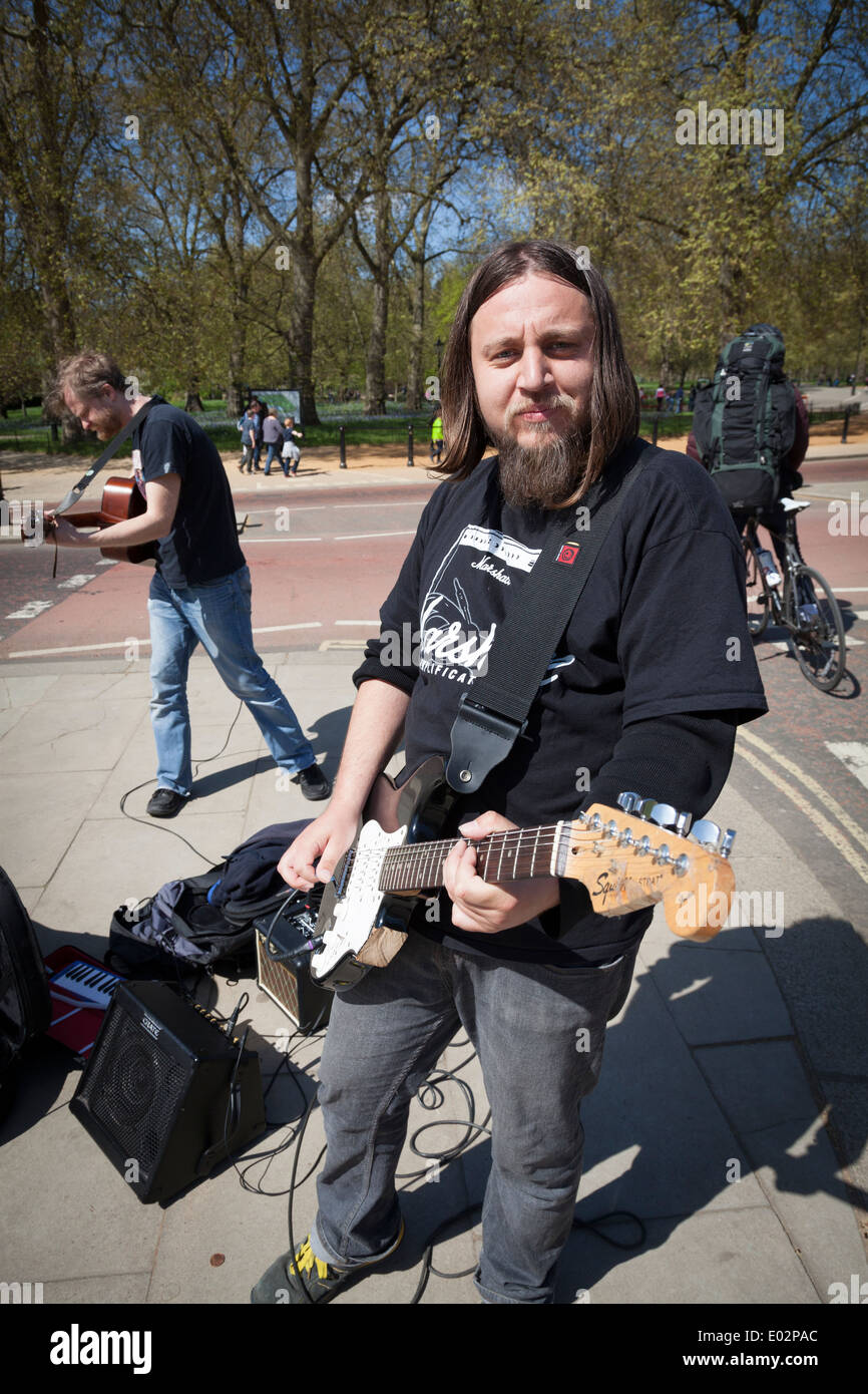 Straßenmusiker mit e-Gitarren am Hyde Park Corner, London. Stockfoto