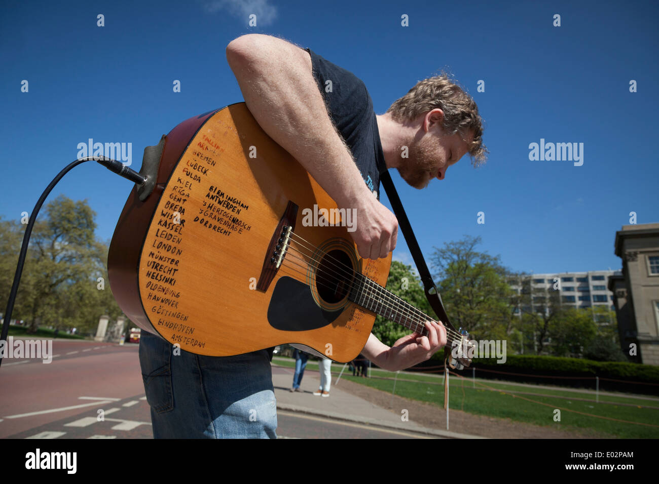 Straßenmusiker mit verstärkten Akustikgitarre Liste von Orten war in Europa Stockfoto