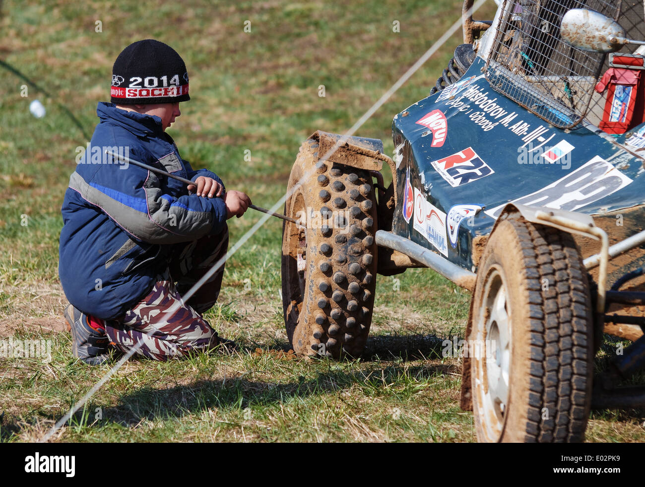 Das junge Ang baggy Auto. Stockfoto