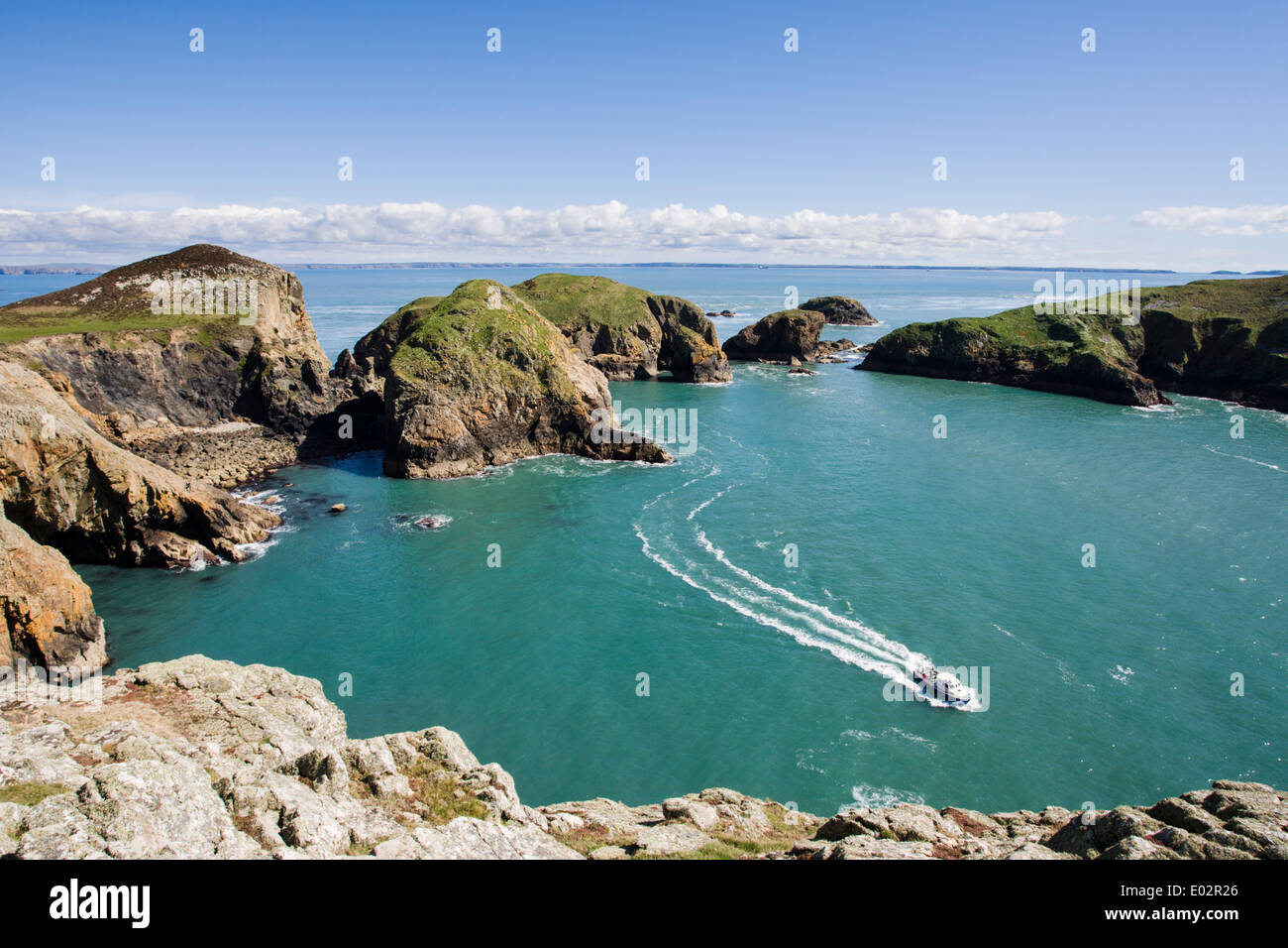 Boot in eine Bucht von Ramsey Island, Pembrokeshire, West Wales Stockfoto