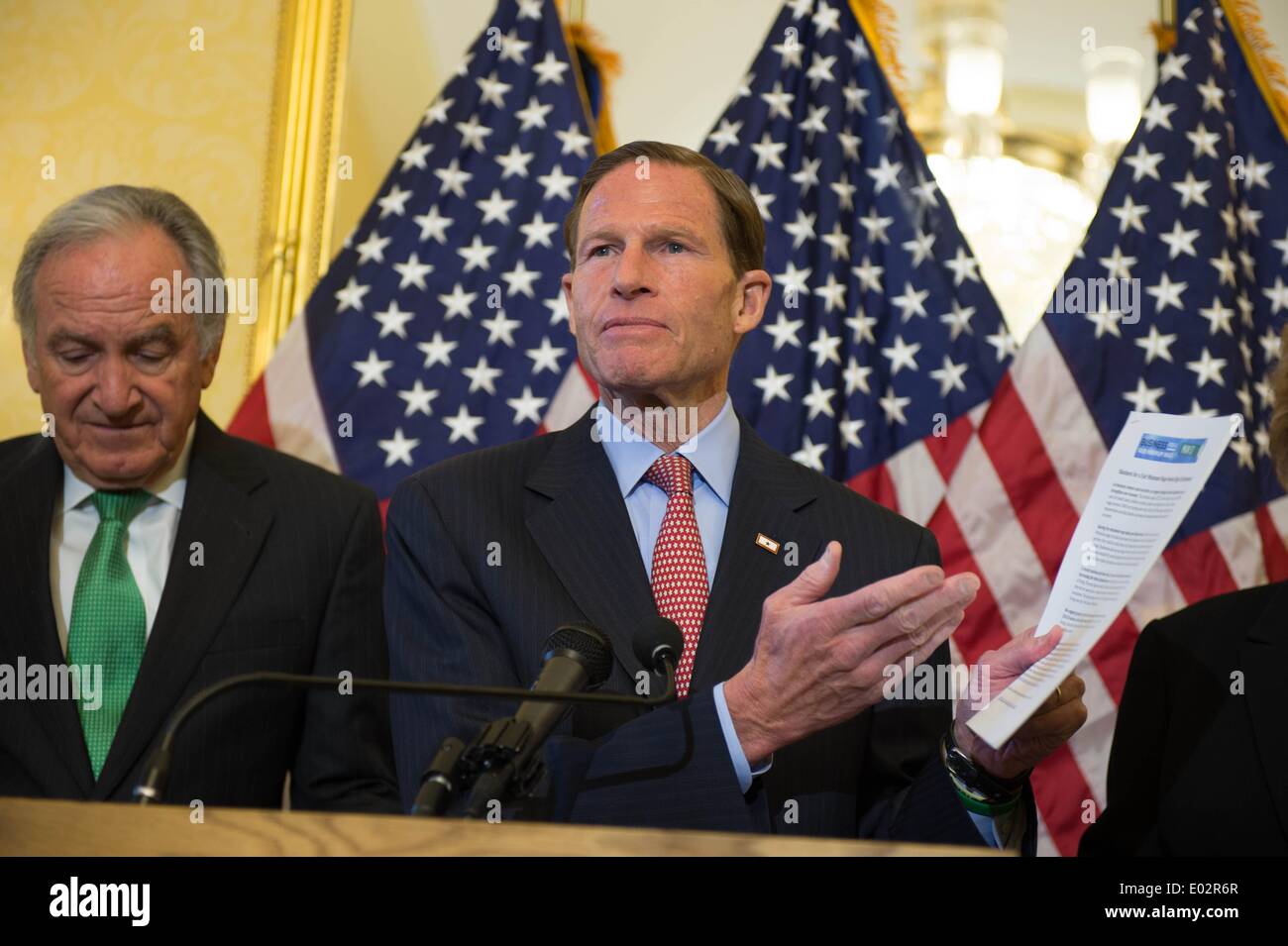 Senator von Connecticut, Richard Blumenthal steht mit einer Gruppe von Demokraten, starten Sie eine Push-to-pass Lohngleichheit zwischen Männern und Frauen sowie einen Vorschlag für die Bundesrepublik Mindestlohn Erhöhung auf $10,10 pro Stunde 29. April 2014 in Washington, DC zu erhöhen. Bildnachweis: Planetpix/Alamy Live-Nachrichten Stockfoto