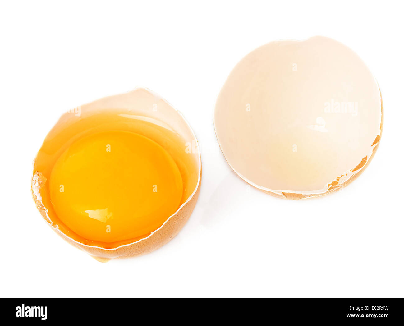 Gebrochene Ei hautnah auf weißem Hintergrund Stockfoto