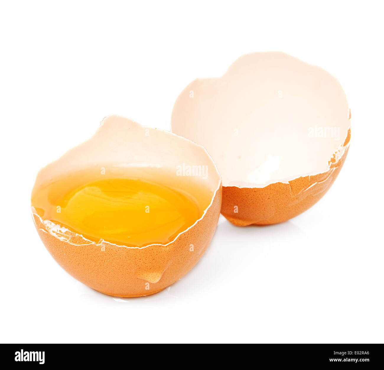 Gebrochene Ei hautnah auf weißem Hintergrund Stockfoto
