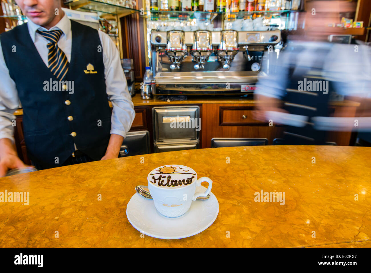 Cappuccino-Tasse serviert in einer Bar mit unscharfen Baristas, Mailand, Lombardei, Italien Stockfoto