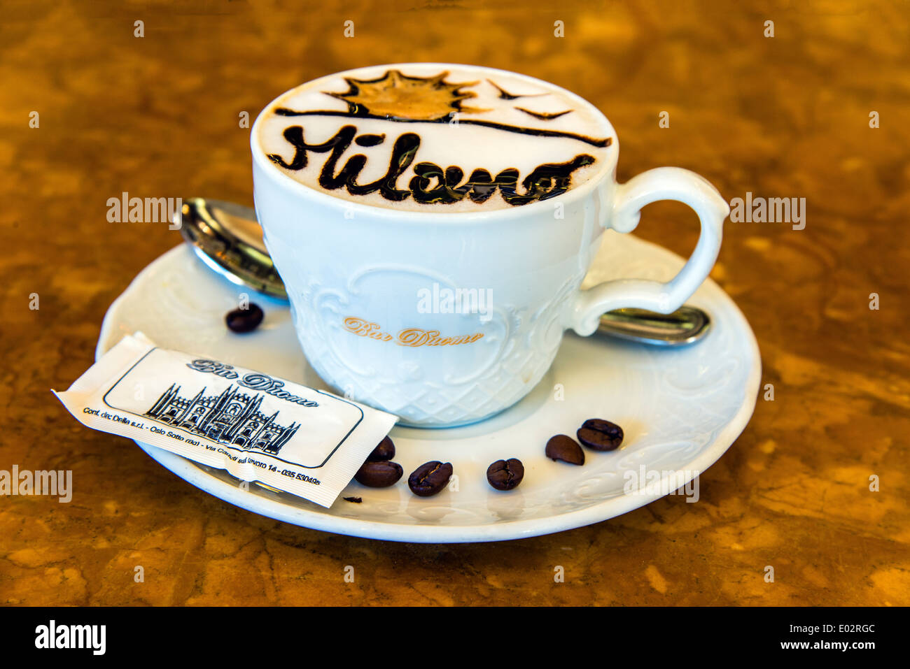 Cappuccino-Tasse serviert in einer Bar in Mailand, Lombardei, Italien Stockfoto