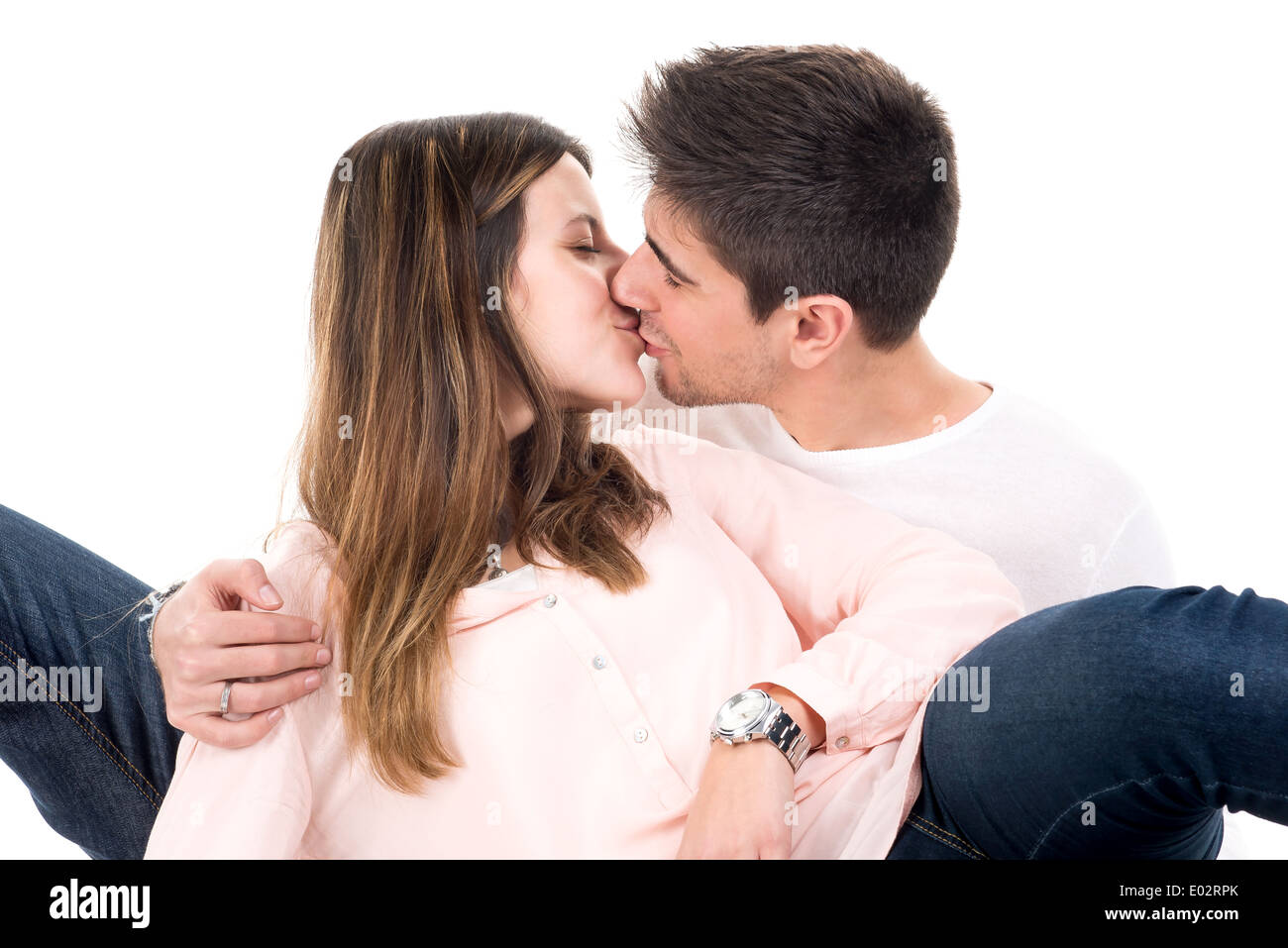 Junge Paar küssen isoliert in weiss Stockfoto