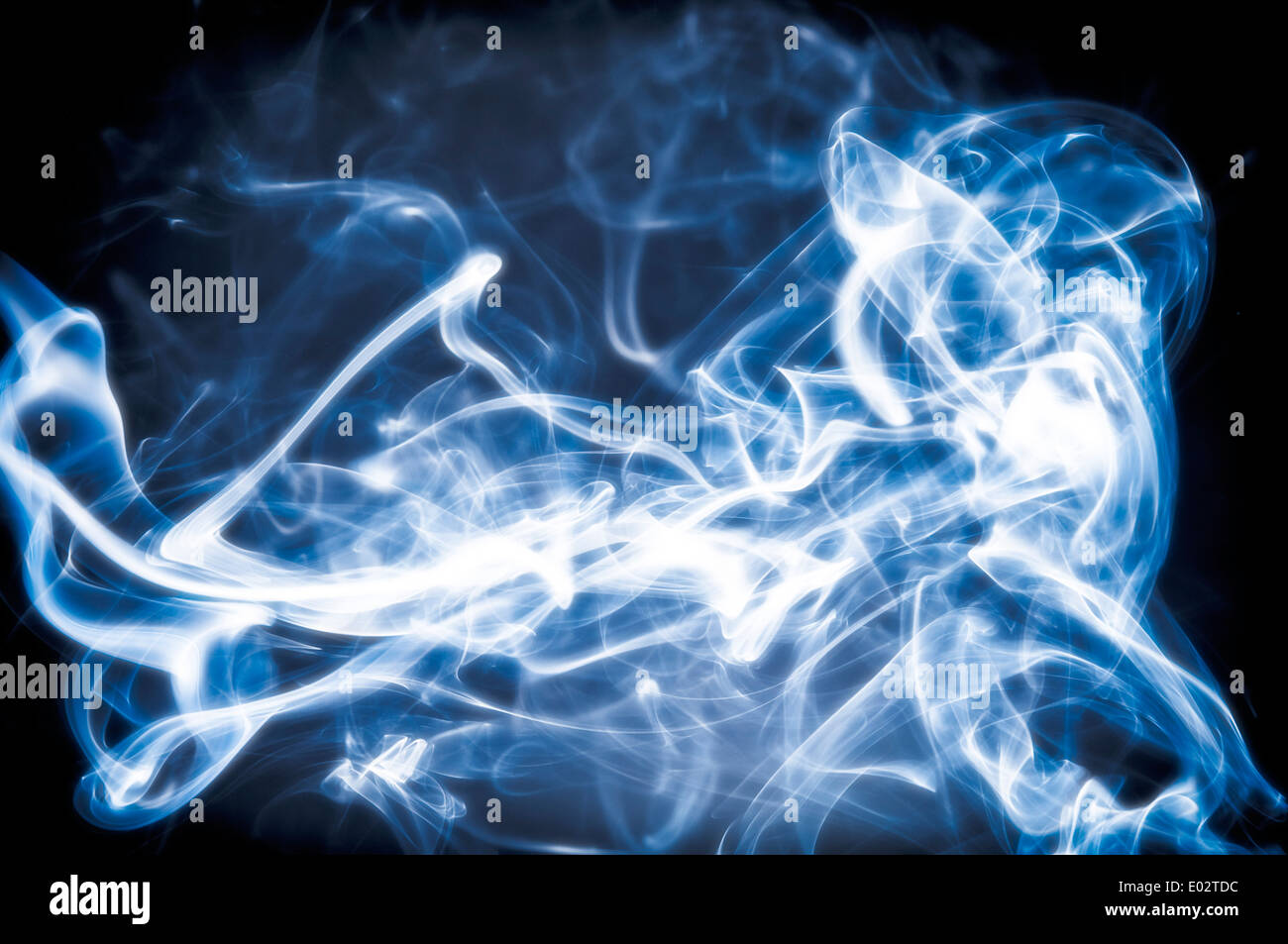 Blau leuchtende Rauch Stockfoto
