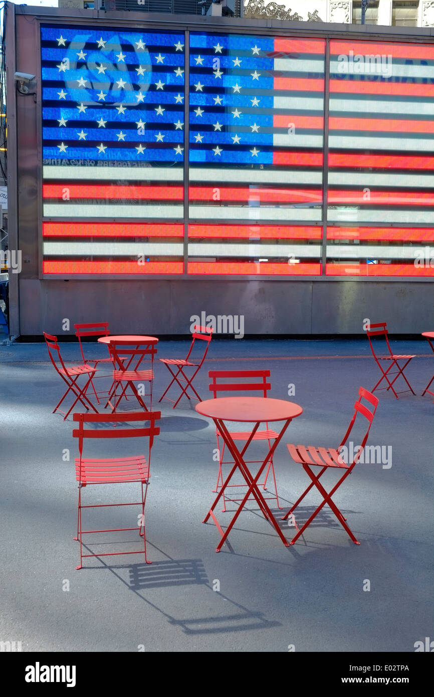 Tisch und Stühle im Times Square, New York, USA Stockfoto