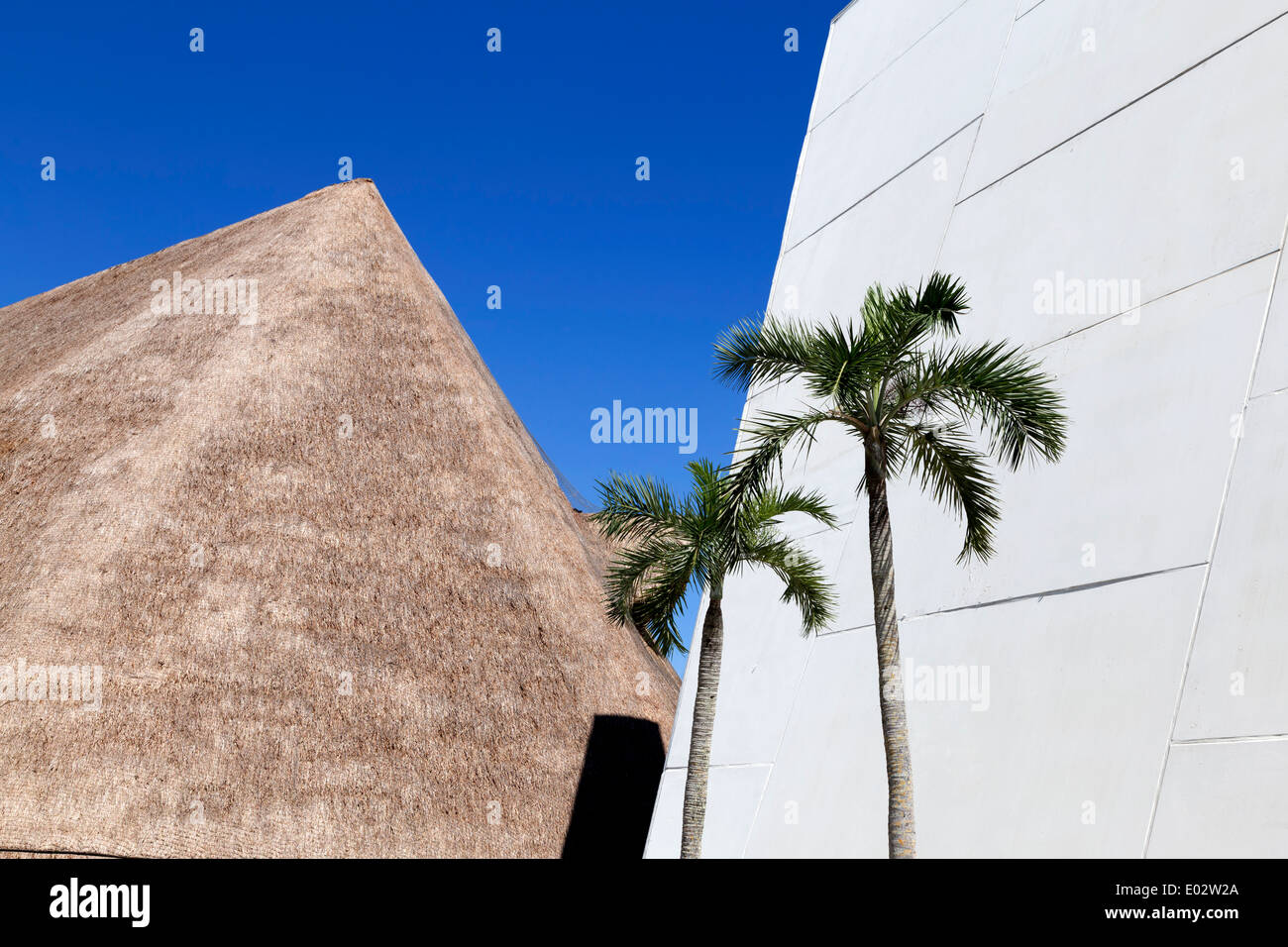 ARCHITEKTURSTUDIUM an der Grand Sirenis Riviera Maya Hotel & Spa. RIVIERA MAYA, MEXIKO. REETDACH UND STEIN ZUSAMMEN. Stockfoto