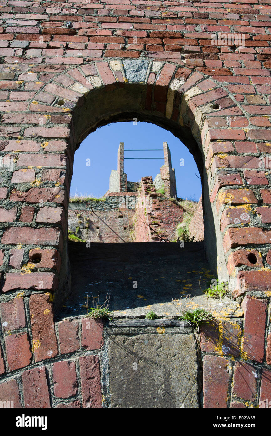 Zerstörten Infrastruktur der Schieferabbau track, Porthgain, Pembrokeshire, West Wales Stockfoto
