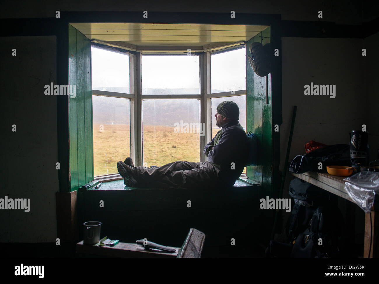 Eine Walker entspannt im Camasunary Bothy. Camasunary ist eine kleine Bucht auf der Halbinsel Strathaird von der Isle Of Skye, Schottland. Stockfoto