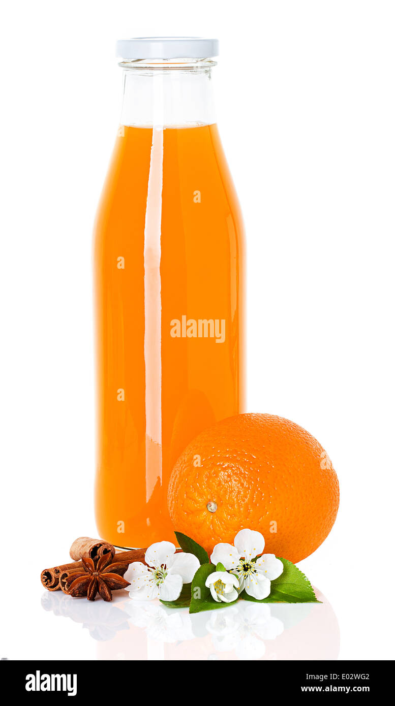 Orangensaft in eine Flasche und Orange isoliert Stockfoto