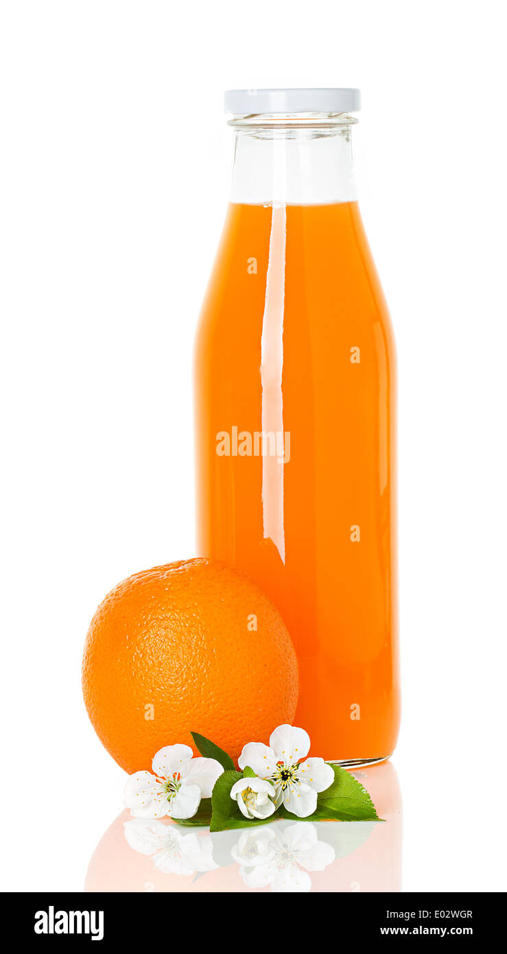 Orangensaft in eine Flasche und Orange isoliert Stockfoto