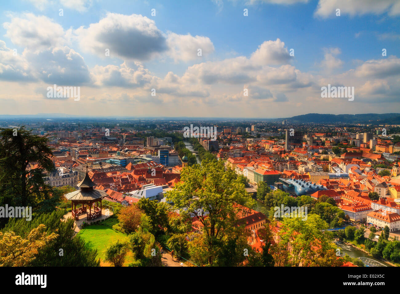 Panorama der Stadt Graz. Steirische österreichischen Stadt Graz an einem warmen Tag im September. Schöne warme Farben. Panoramaformat Stockfoto