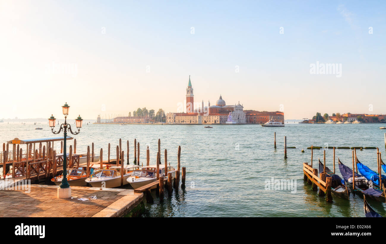 Lagune von Venedig am Morgen an einem warmen Tag im September. Warmes Licht. Panoramaformat. Reise Bild Stockfoto