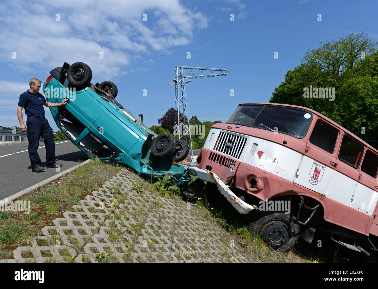 Ein Feuerwehrmann sieht an einer Unfallstelle auf einer Schulung bei der Brandbekämpfung Ausrüstung Center in Beelitz, Deutschland, 30. April 2014. Die Ausrüstung für Landkreis Potsdam-Mittelmark ist gelagert, gewartet oder repariert hier. Es befindet sich auch die örtliche Feuerwehr-Akademie. Foto: Ralf Hirschberger/dpa Stockfoto