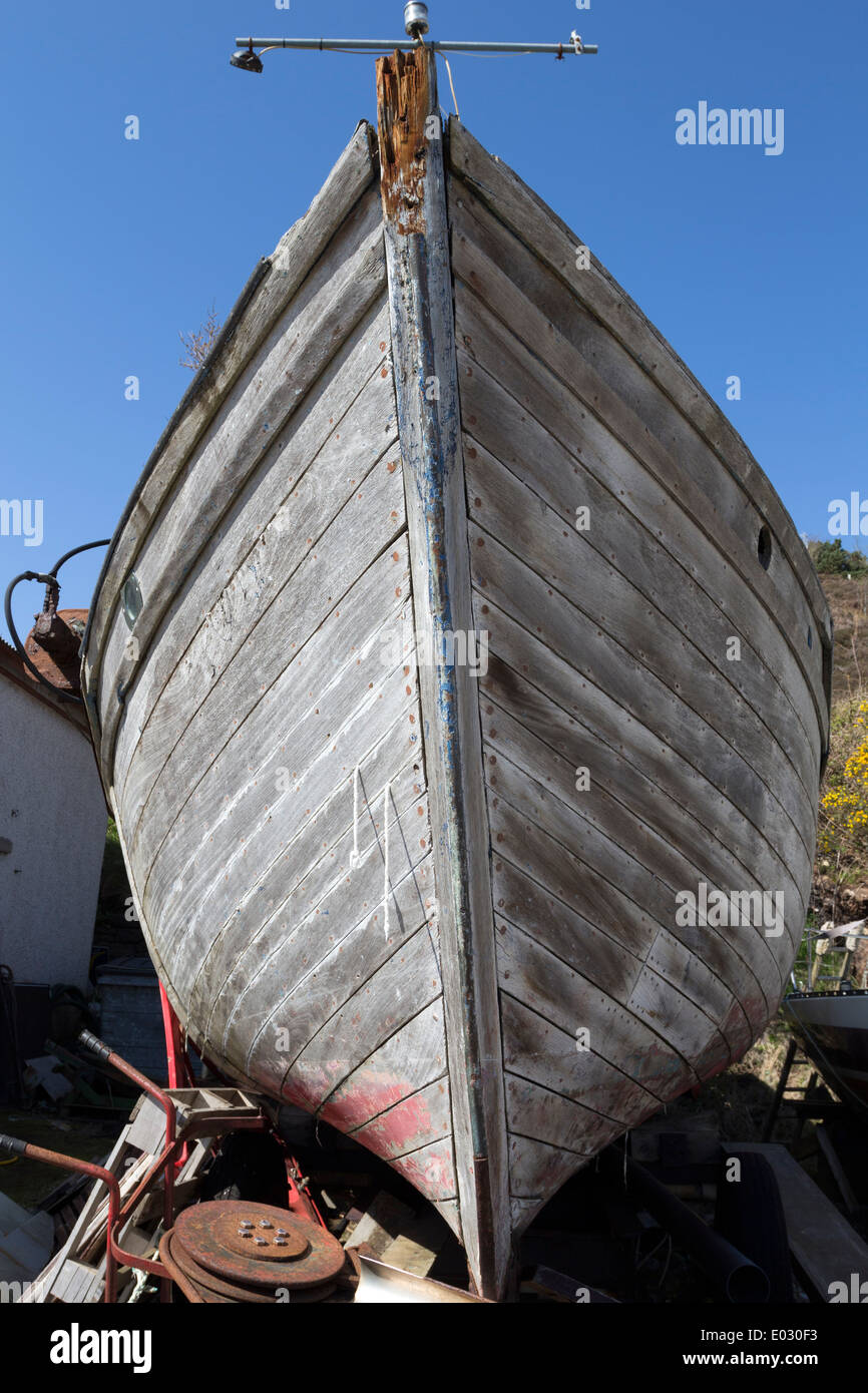 Alte hölzerne Boot wartet auf Restaurierung in einer Werft UK Stockfoto