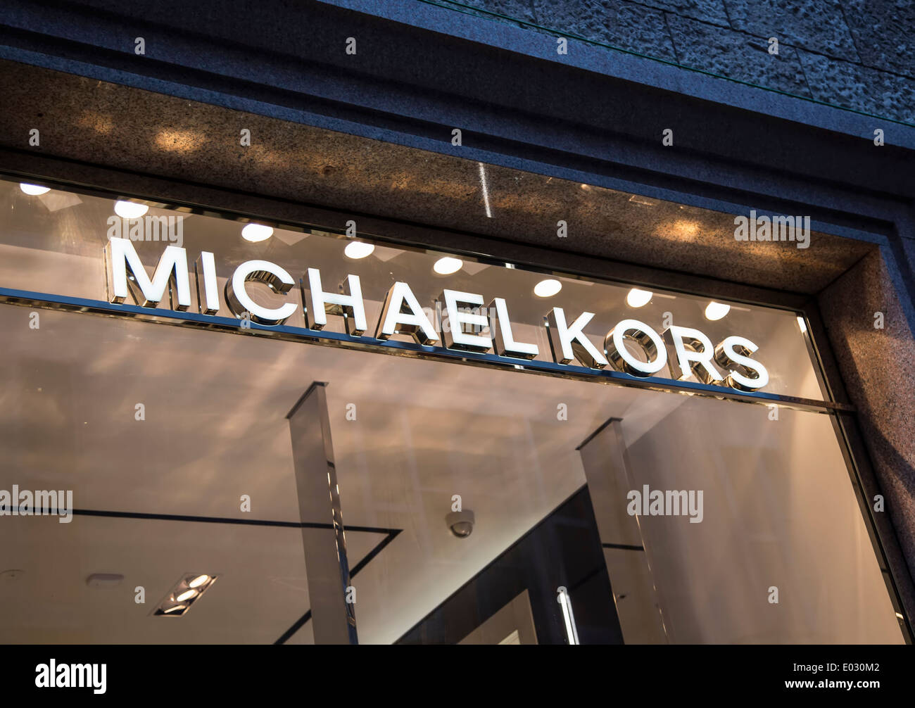 Mailand, Italien - 9. März 2014: Blick auf Michael Kors in Mailand. Michael Kors ist ein New York City-based Fashion Designer weit für die Gestaltung von klassischen amerikanischen Sportbekleidung für Frauen bekannt. Stockfoto