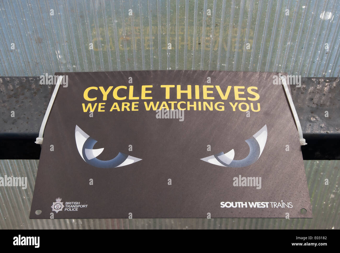 Diebe, die wir beobachten Sie Kündigung durch britischen Transportpolizei und Südwesten Zügen über eine Eisenbahn-Station-Zyklus-Rack-Zyklus Stockfoto