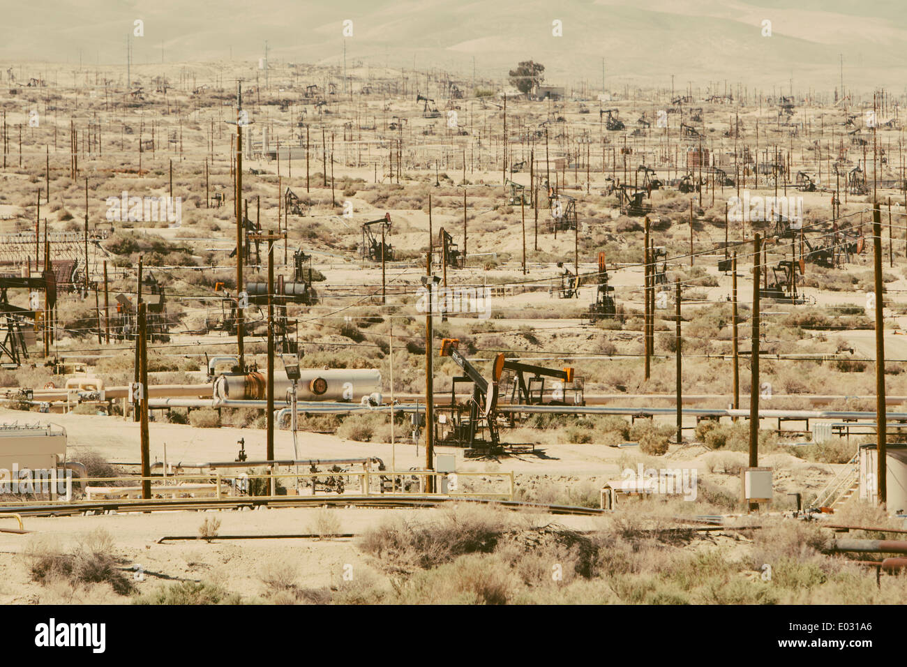 Crude Öl-Extraktion aus Monterey Schiefer in der Nähe von Bakersfield, Kalifornien USA. Stockfoto