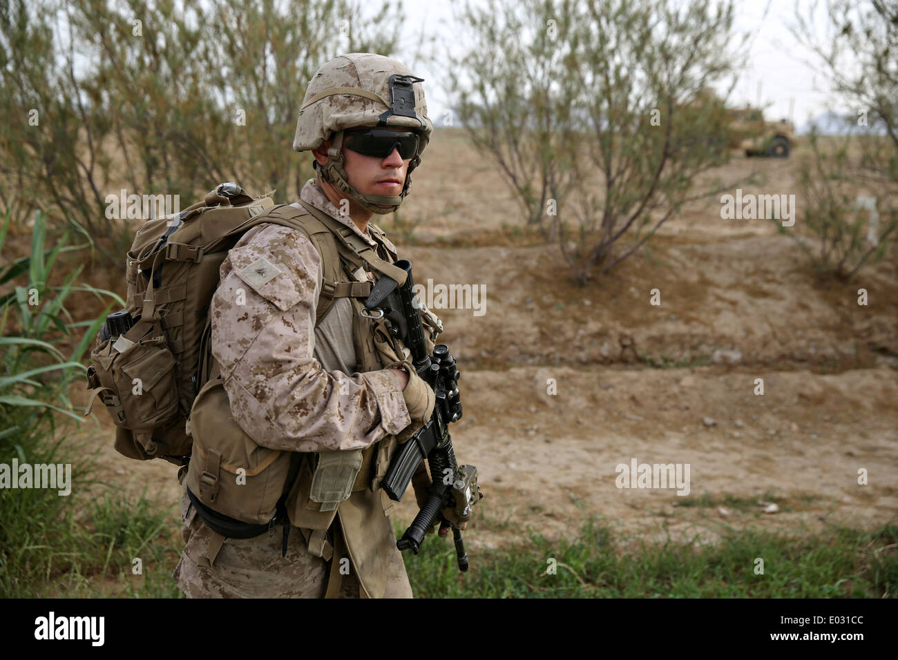 US Marine Lance Cpl. Hugo Morales während einer Clearing-Operation mission 25. April 2014 im Larr Dorf, Provinz Helmand, Afghanistan. Stockfoto