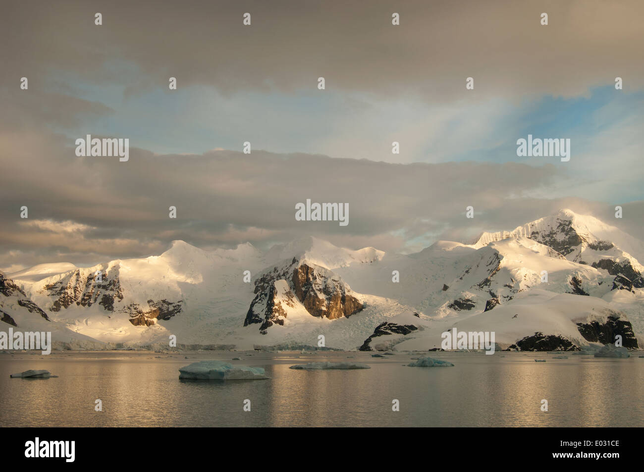 Dämmerung und flach ruhigem Wasser vor der Küste von einer Berglandschaft in der Antarktis. Stockfoto