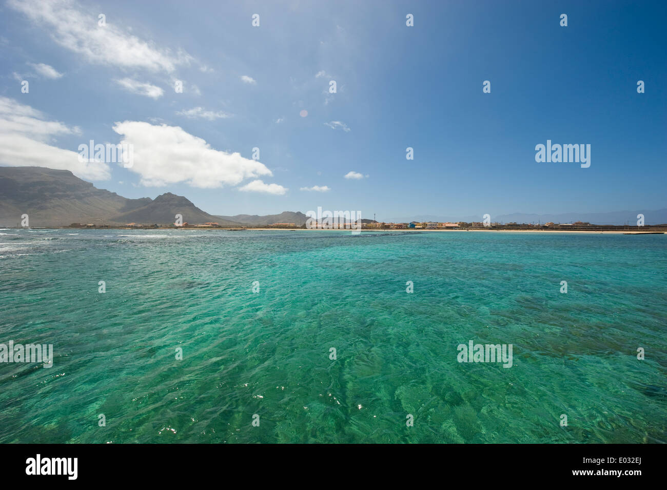 Ein Dorf an der östlichen Küste von São Vicente Insel namens Baia Das Gatas - The Sharks´ Bay - Cabo Verde in Afrika. Stockfoto