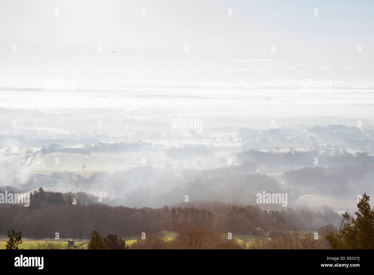 SURREY, UK Nebel decken die Surrey/Sussex-Grenze. Stockfoto