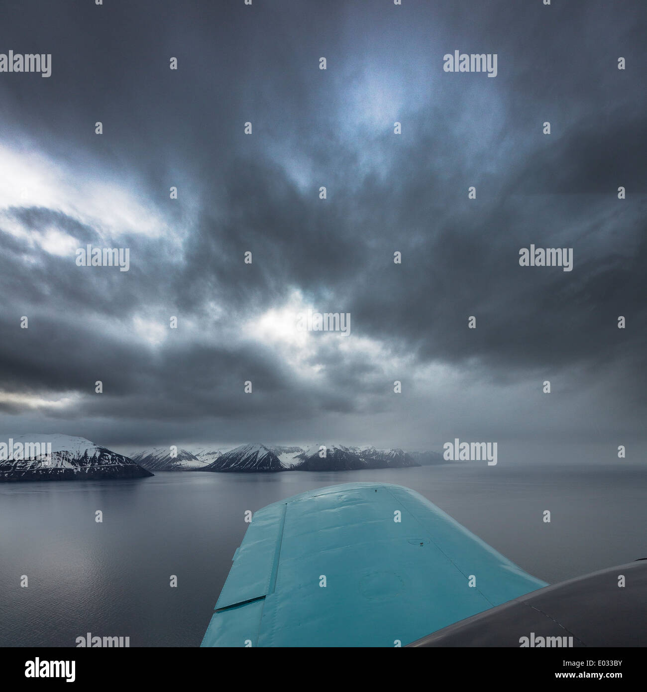 Kleines Zweibettzimmer Motor Flugzeug. Piper PA-23-150 (Apache) Grimsey, Island. Stockfoto