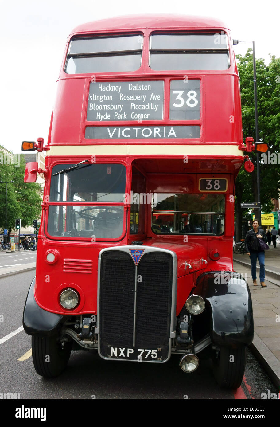 1940er Jahre/1950er Jahre Vintage-Modell Typ RT Bus im Einsatz bei Rohr Streik in London 2014 Stockfoto