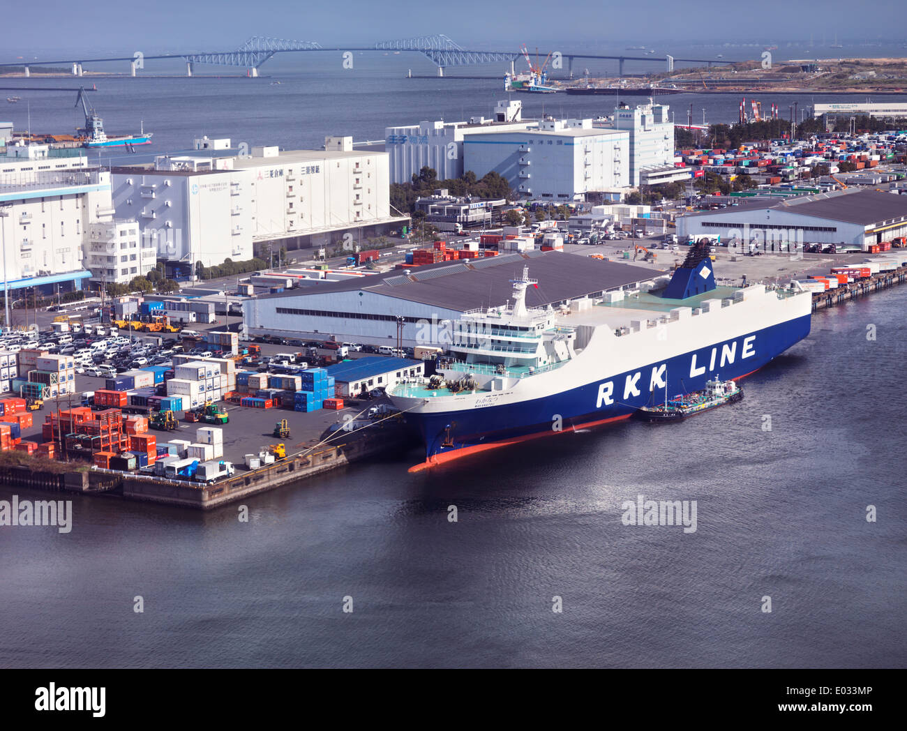 Wakanatsu Frachtschiff RoRo-RKK Linie angedockt in einem Hafen in Odaiba, Tokio, Japan. Luftaufnahme. Stockfoto