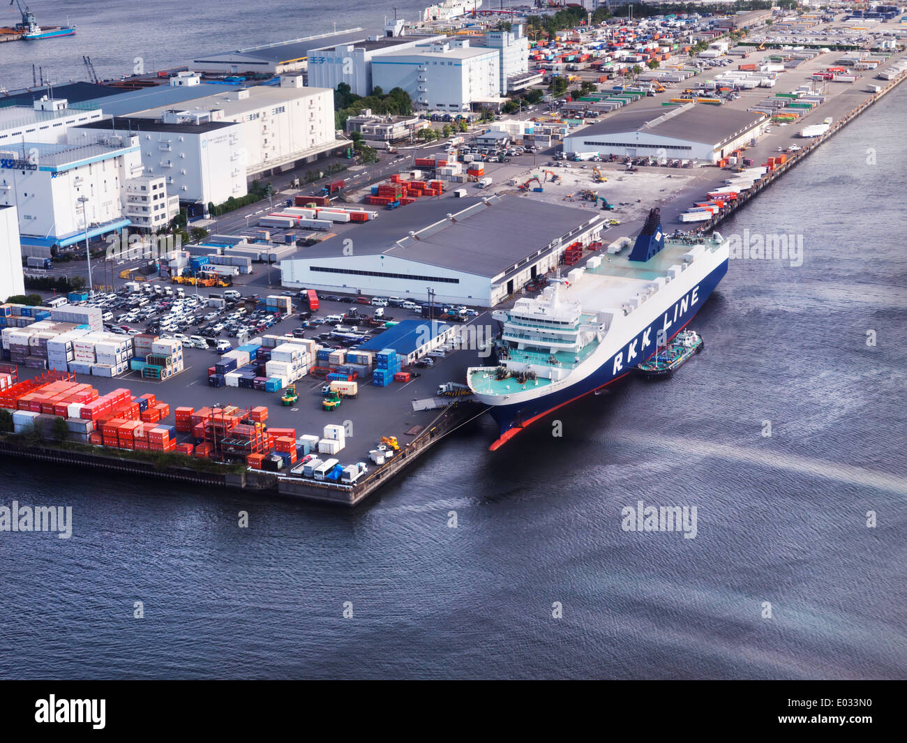 Wakanatsu Ro-Ro-Cargo-Schiff-RKK-Linie in einem Hafen in Odaiba, Japan Tokio Insel angedockt. Luftaufnahme. Stockfoto