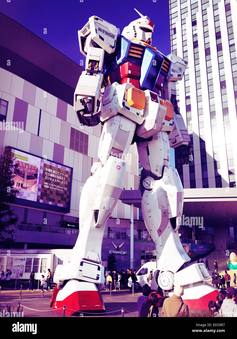Gundam RX-78-2 gigantischen Roboter lebensgroße Statue vor Taucher Stadt, Odaiba, Tokio, Japan. Künstlerisch verarbeitet Foto. Stockfoto