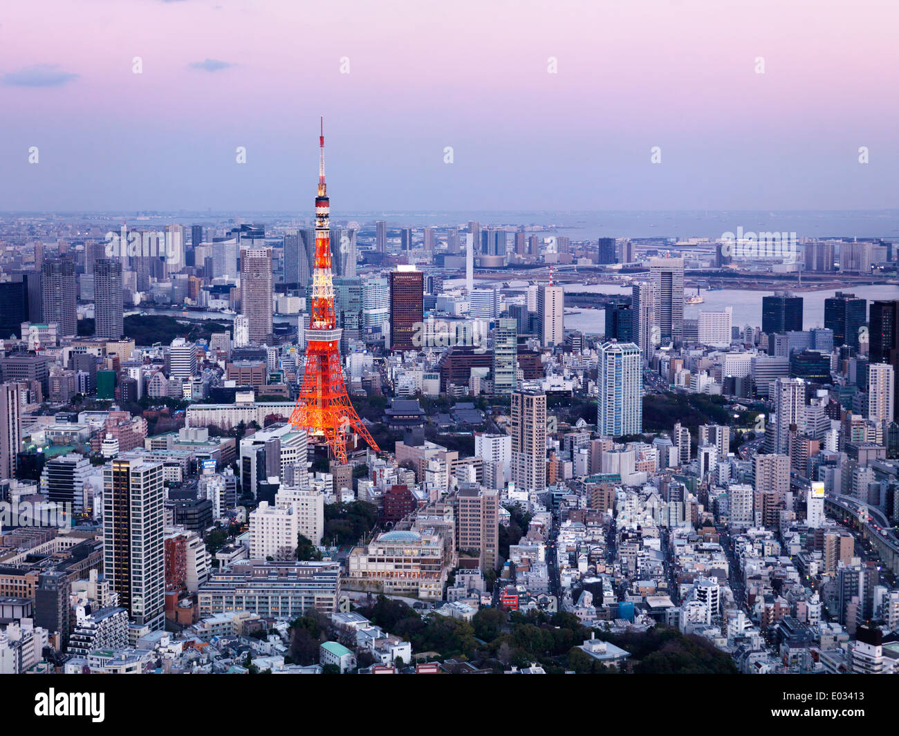 Führerschein verfügbar unter MaximImages.com - leuchtend roter Tokyo Tower in Stadtlandschaft aus der Vogelperspektive, künstlerisches Foto in der Dämmerung. Tokio, Japan. Stockfoto