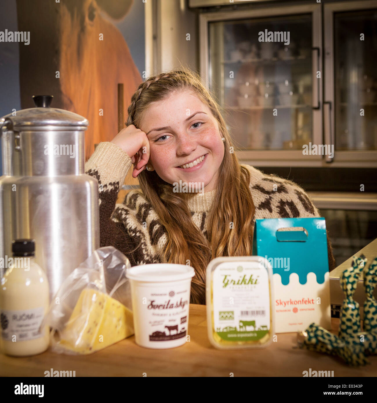 Teenager-Mädchen mit Milchprodukten aus ihrer Familienfarm, Island Stockfoto