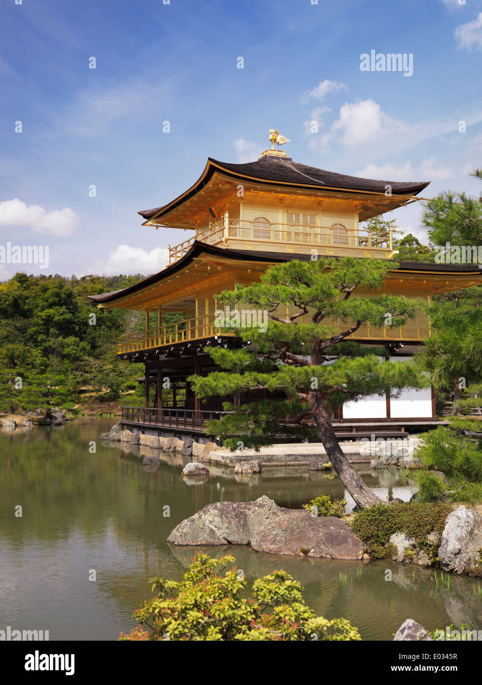 Lizenz und Drucke bei MaximImages.com - Kinkaku-ji Tempel des Goldenen Pavillons mit japanischem Teichgarten. Rokuon-ji, Zen-buddhistischer Tempel Kyoto Japan Stockfoto