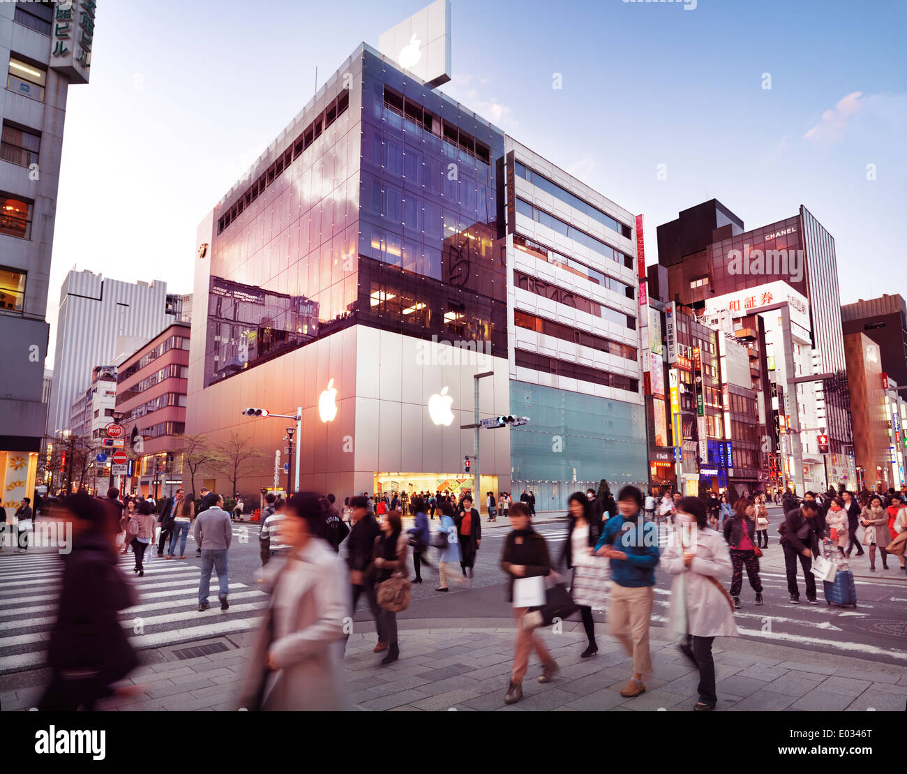 Lizenz verfügbar unter MaximImages.com - großes Apple Store-Gebäude bei Sonnenuntergang in Ginza, Tokio, Japan Stockfoto