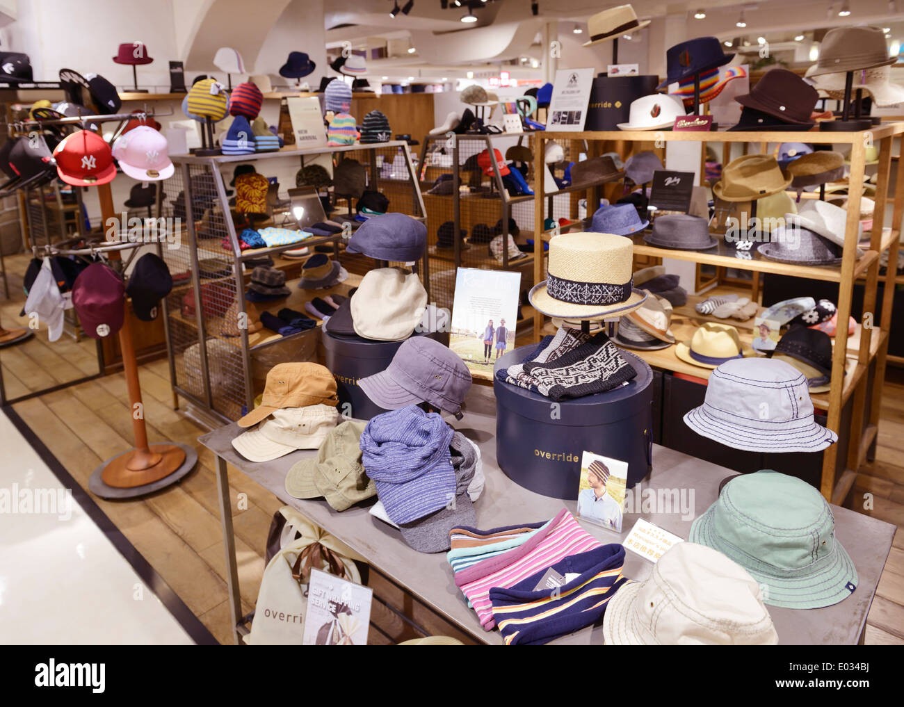 Kopfbedeckungen Hüte und Mützen im Ladengeschäft in Tokio Japan Stockfoto