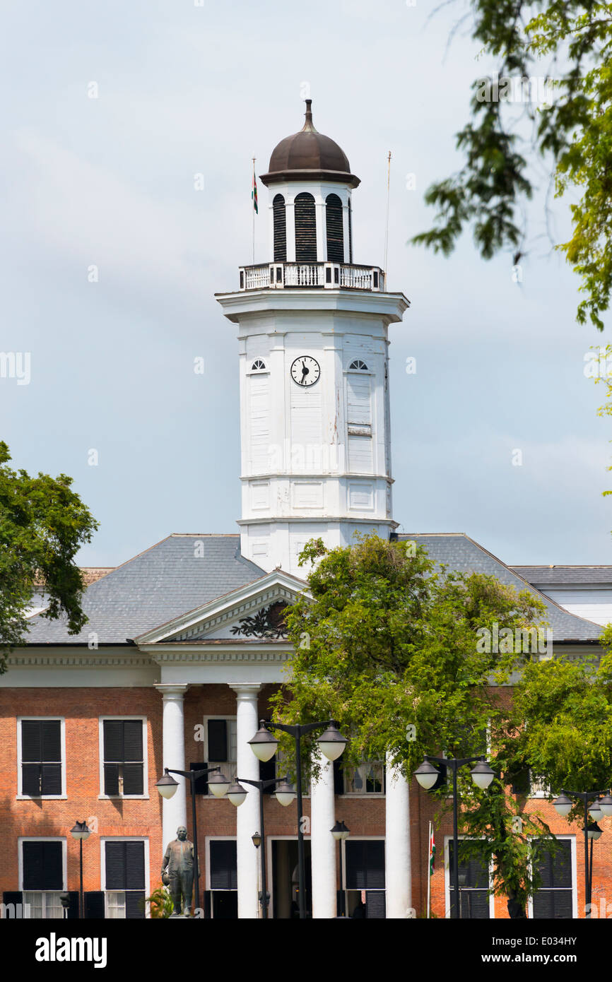 Parbo Uhrturm im historischen Zentrum von Paramaribo (UNESCO-Weltkulturerbe), Suriname Stockfoto