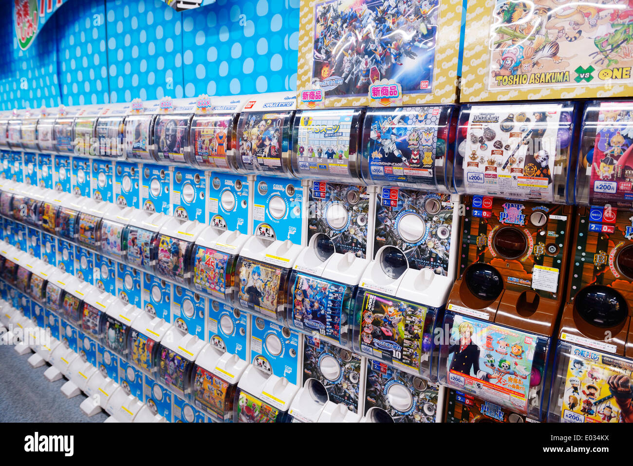 Kapsel-Station, Spielautomaten mit Action Figuren Anime-Figuren in Tokio, Japan Stockfoto