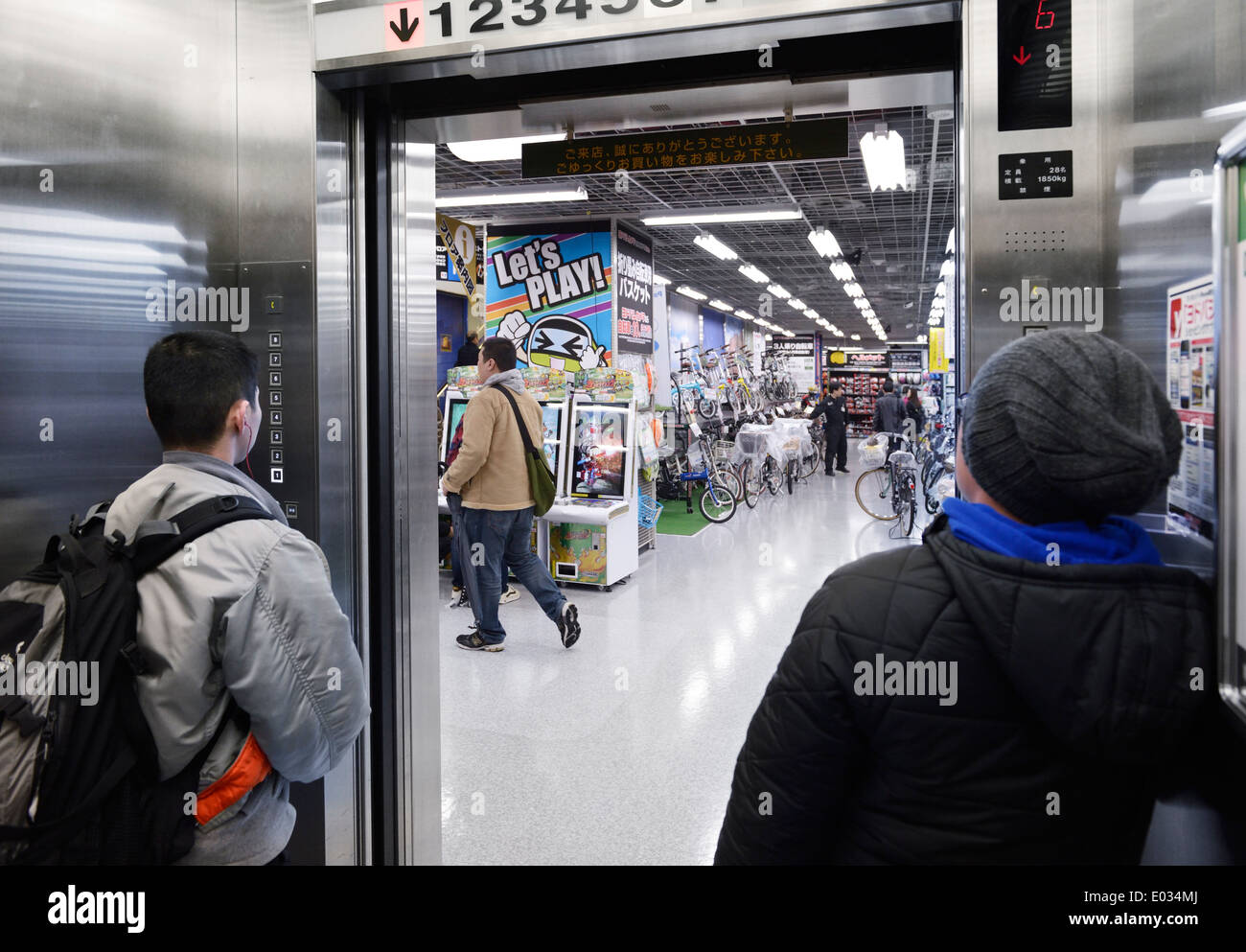 Menschen in einem Aufzug in einem Store in Tokio, Japan Stockfoto