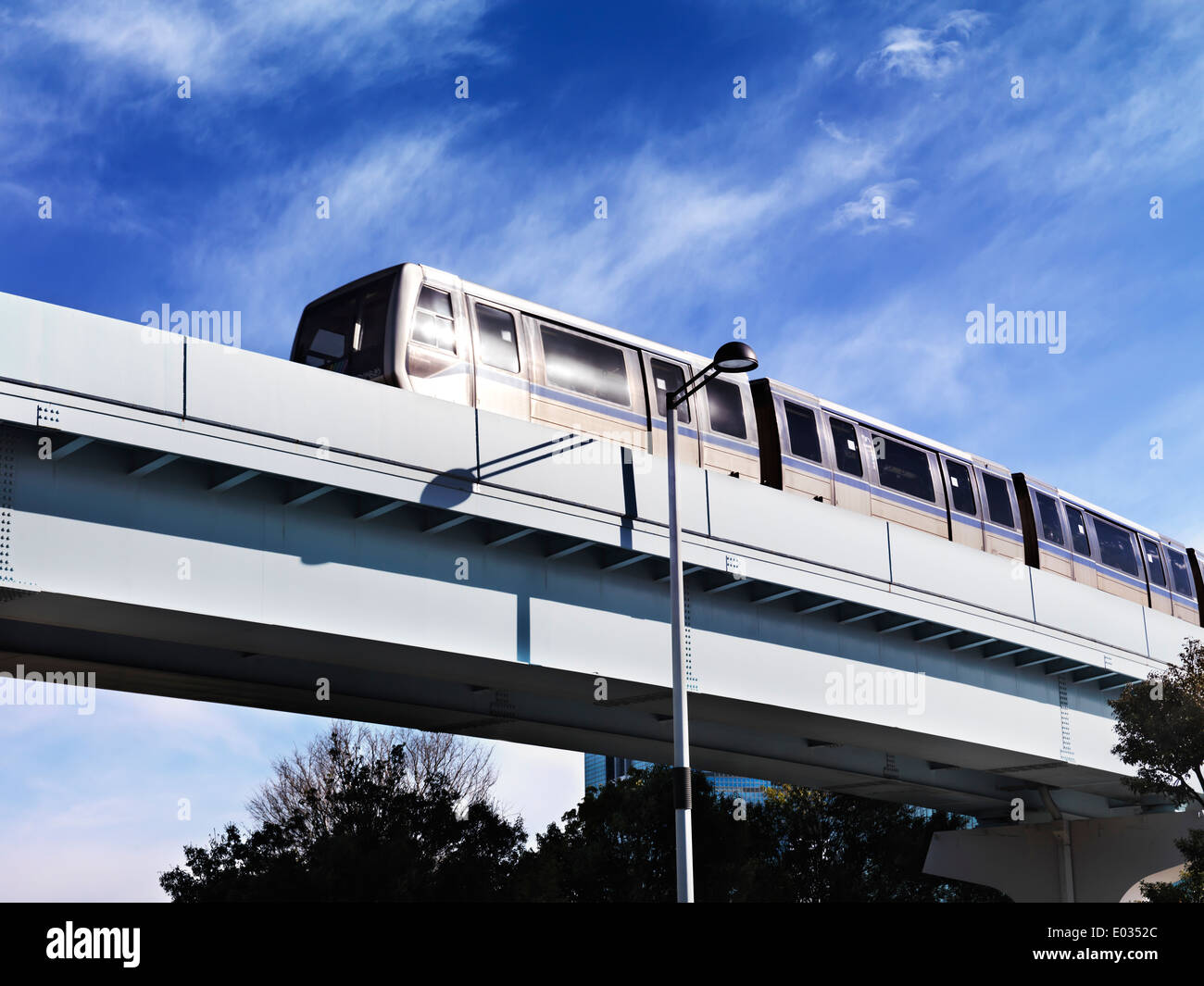 Neue Transit Yurikamome vollautomatische Zug geht durch Odaiba auf erhöhten Overhead Railway in Tokio, Japan. Stockfoto