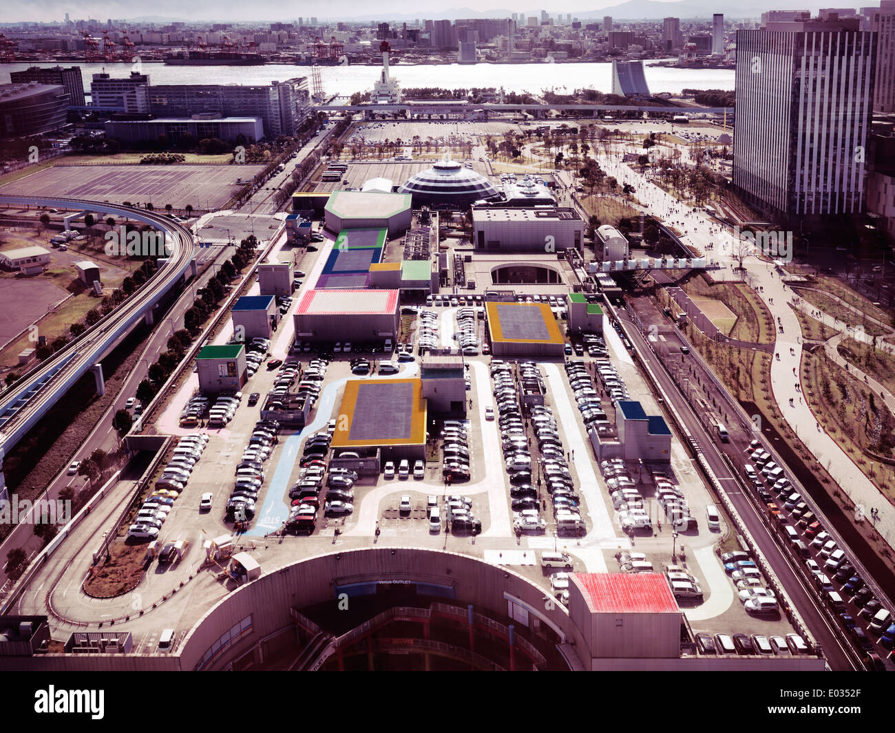 Luftbild von Palette Town und Cirque du Soleil-Zelt in Odaiba, Tokio, Japan. Stockfoto