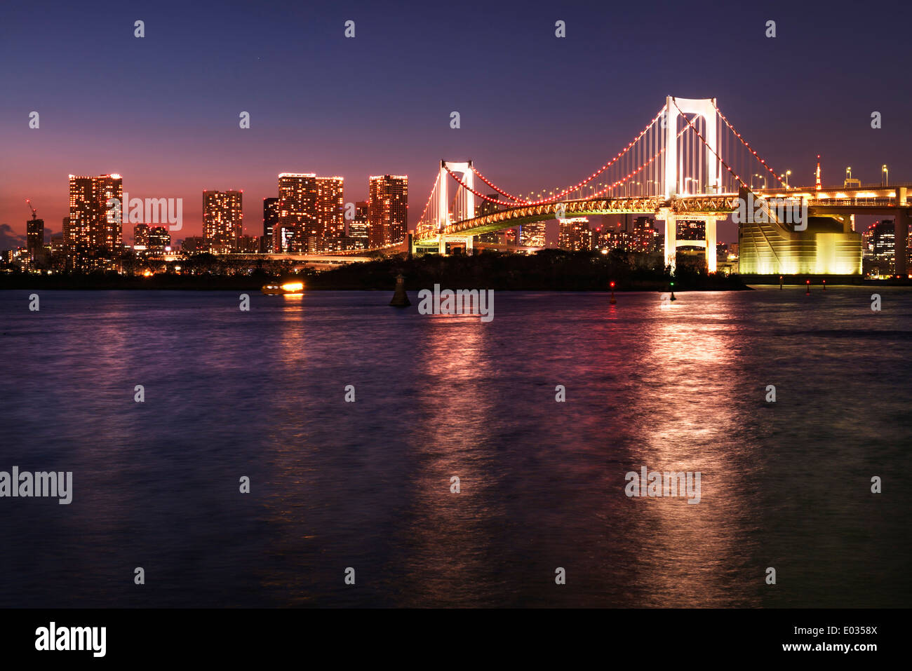 Schöne Dämmerung Landschaft der Rainbow Bridge über die Bucht von Tokio mit Tokyo Skyline im Hintergrund. Odaiba, Tokio, Japan. Stockfoto